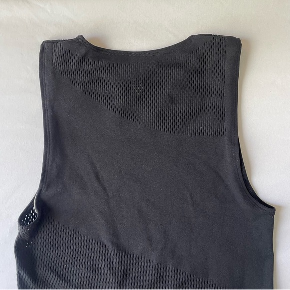 Under Armour Fitted HeatGear Workout Tank - Picture 4 of 9